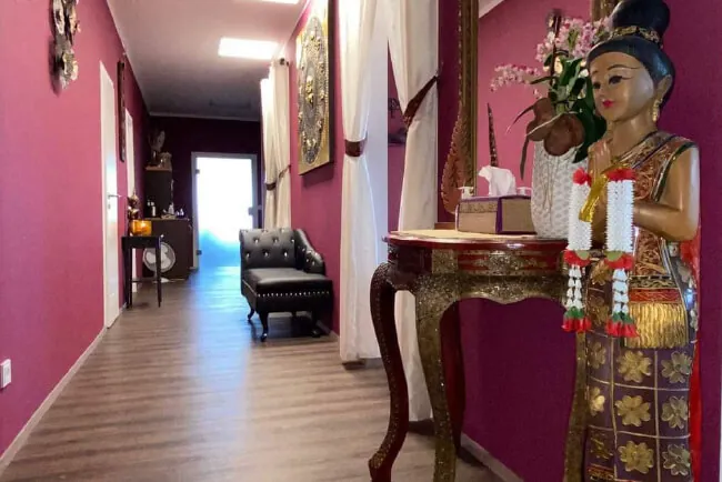 Nirwana Thai Massage Mering – Flur mit Thai-Statue